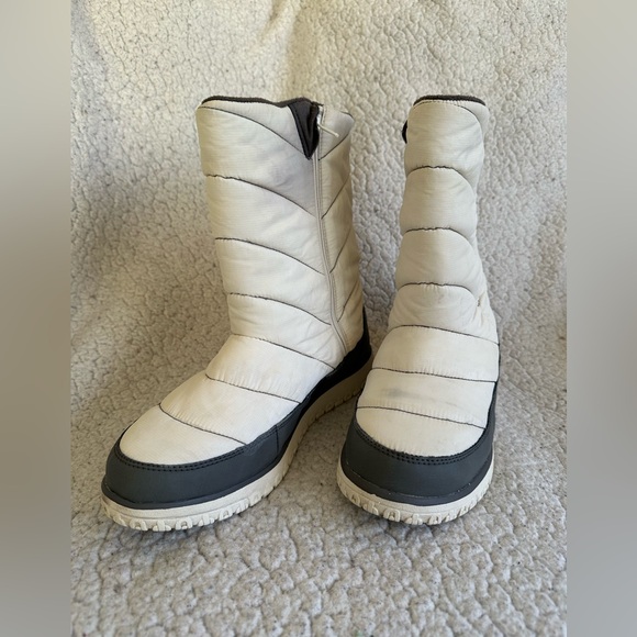 Shoes - LL BEAN Women's Quilted Winter Snow Boots in Off-White and Gray
